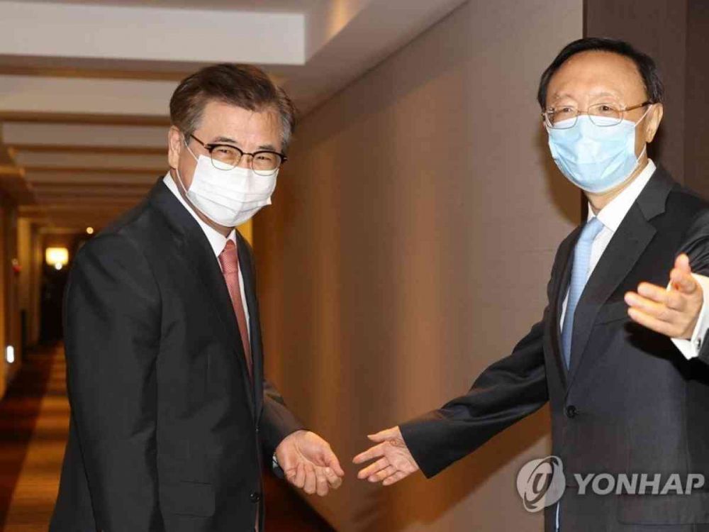 (8.22) Ông Dương Khiết Trì và ông Suh Hoon trong cuộc hội đàm vừa qua tại thành phố Busan, Hàn Quốc. 5738-822-ong-dyyng-khiyt-tri-va-ong-suh-hoon-trong-cuyc-hyi-yam-vya-qua-tyi-thanh-phy-busan-han-quyc