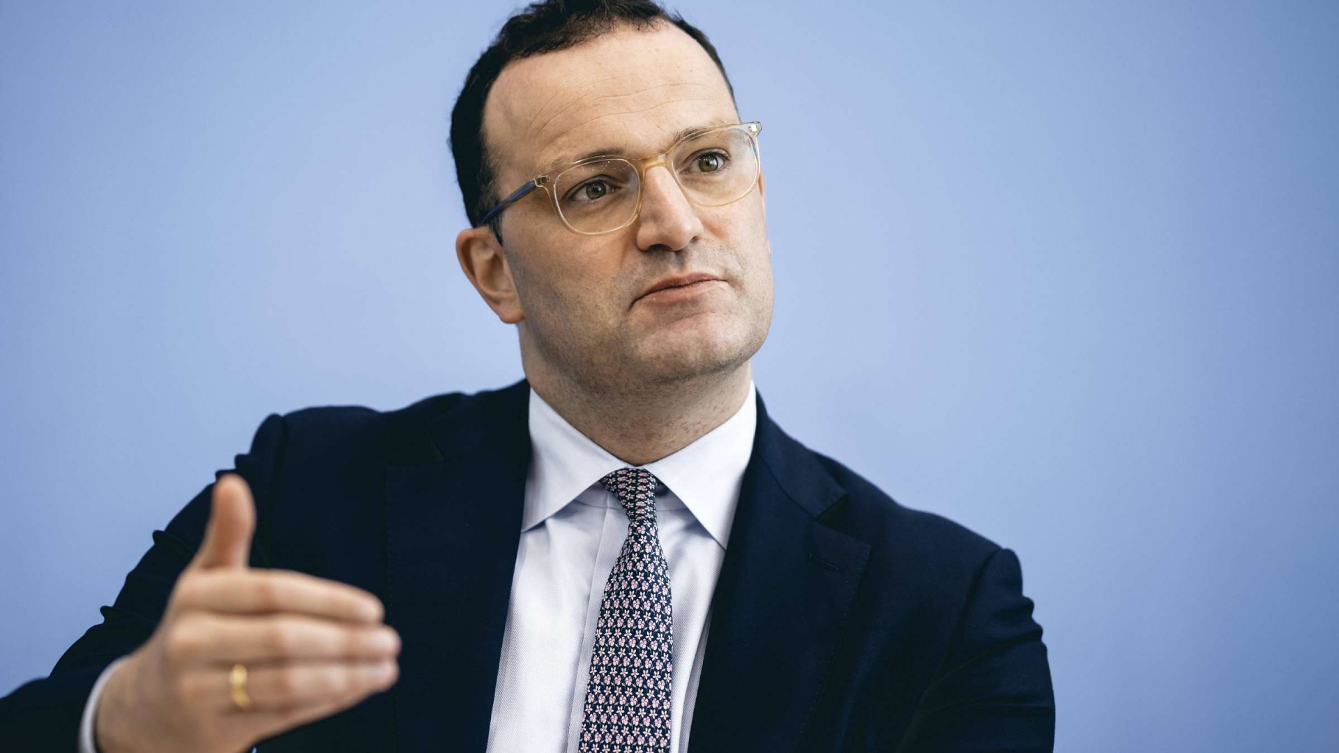 (08.06) Bộ trưởng Y tế Đức Jens Spahn cho biết đây là các biện pháp nhằm tránh làn sóng lây nhiễm mới, nguy hiểm hơn những tháng tới. (Nguồn: Merkur)