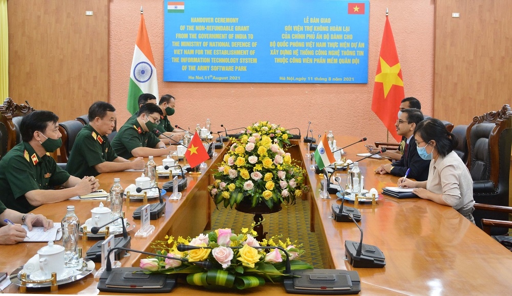 (08.11) Thứ trưởng Bộ Quốc phòng Hoàng Xuân Chiến làm việc với Đại sứ Ấn Độ tại Việt Nam Pranay Verma ngày 8/11 tại Hà Nội. (Nguồn: Đại sứ quán Việt Nam tại Ấn Độ)