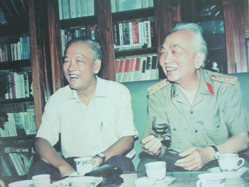 (08.20) Cố Thứ trưởng Ngoại giao, Đại tá Hà Văn Lâu và Đại tướng Võ Nguyên Giáp. (Nguồn: TTXVN)