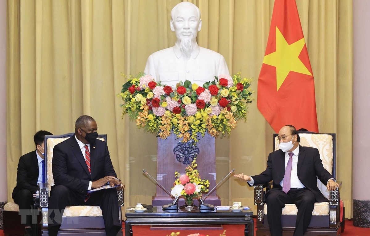 (08.24) Bộ trưởng Quốc phòng Mỹ Lloyd Austin chào xã giao Chủ tịch nước Nguyễn Xuân Phúc trong chuyến thăm Việt Nam ngày 28 – 29/7. (Nguồn: TTXVN)