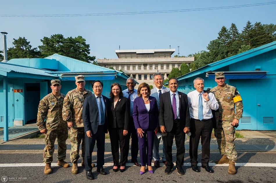 (08.05) Chủ tịch Hạ viện Mỹ Nancy Pelosi chụp ảnh cũng chỉ huy, binh sỹ Mỹ đồn trú tại Hàn Quốc trước khu DMZ ở biên giới liên Triều. (Nguồn: Văn phòng Chủ tịch Hạ viện Mỹ)