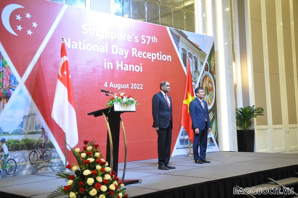 (08.05) Thứ trưởng thường trực Bộ Ngoại giao Nguyễn Minh Vũ và Đại sứ Singapore tại Việt Nam Jaya Ratnam dự lễ chào cờ hai nước. (Ảnh: Minh Quân)