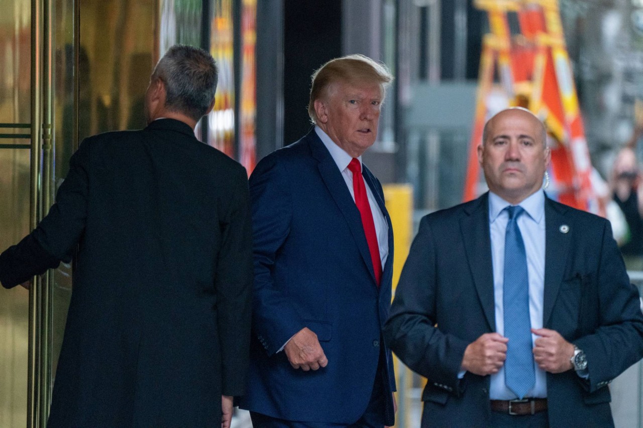 (08.12) Cựu Tổng thống Mỹ Donald Trump rời Tháp Trump để tới Văn phòng Chường lý New York phục vụ công tác điều tra liên quan tới gia đình ông ngày 10/8. (Nguồn: AFP)