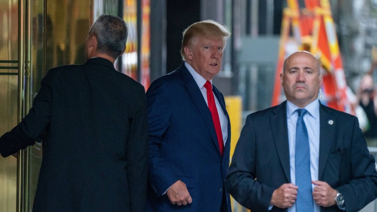 Vụ FBI khám nhà ông Donald Trump: Bộ trưởng Tư pháp xác nhận, chính chủ phản ứng ra sao?