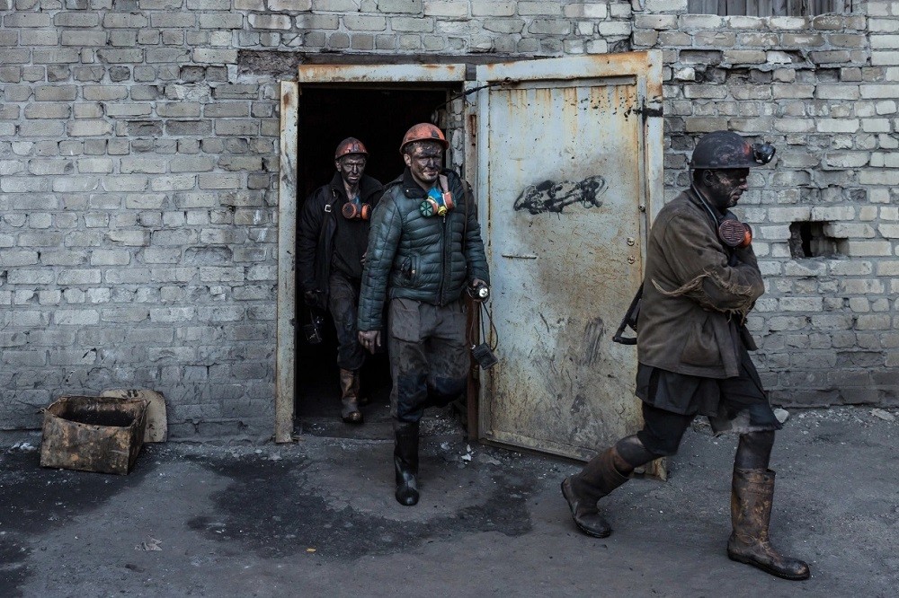 (08.12) Nga đang nắm quyền kiểm soát nhiều mỏ khoáng sản có giá trị của Ukraine - Ảnh Công nhân Ukraine ra khỏi hầm mỏ Toretsk ở vùng Tseltrana. (Nguồn NBC News)