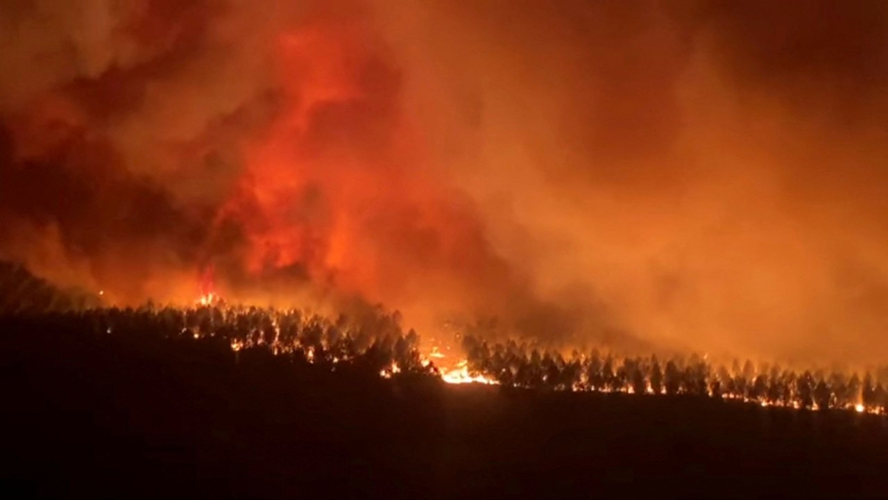 (08.14) Cháy rừng đang diễn ra với tần suất, mức độ chưa từng có tại châu Âu - Ảnh: Cháy rừng tại vùng Hostens, Pháp ngày 9/8. (Nguồn: Reuters)