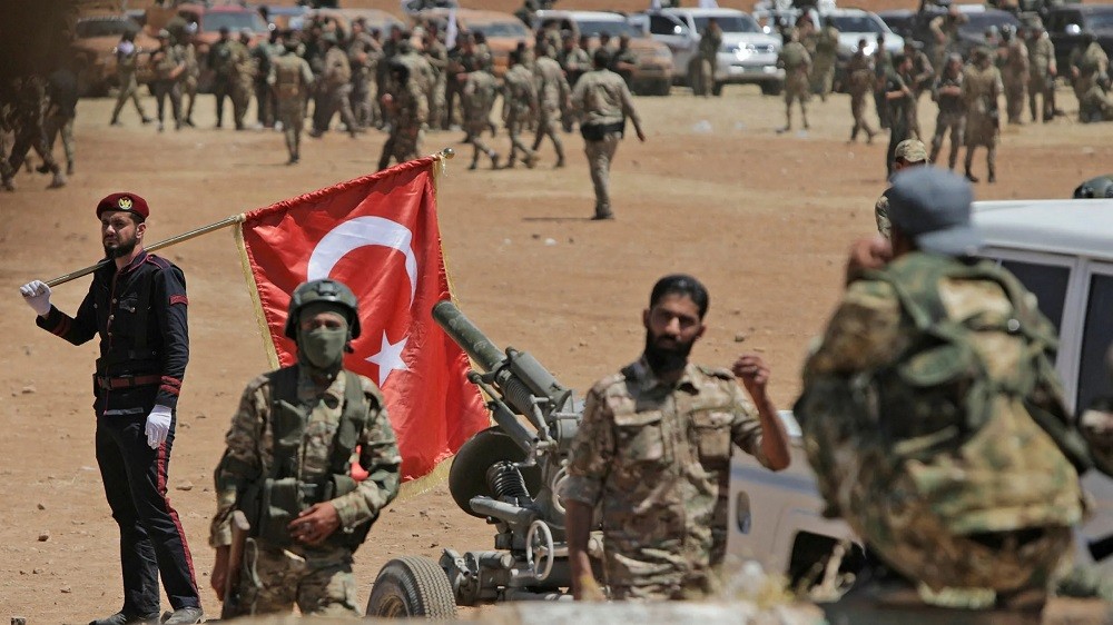 (08.17) Tình hình Syria diễn biến thêm phức tạp với sự hiện diện của quân đội Thổ Nhĩ Kỳ và các lực lượng do nước này hậu thuẫn trên lãnh thổ Syria - Ảnh: Lực lượng Syria do Thổ Nhĩ Kỳ hậu thuẫn tại thị trấn Dadat. (Nguồn AFP)