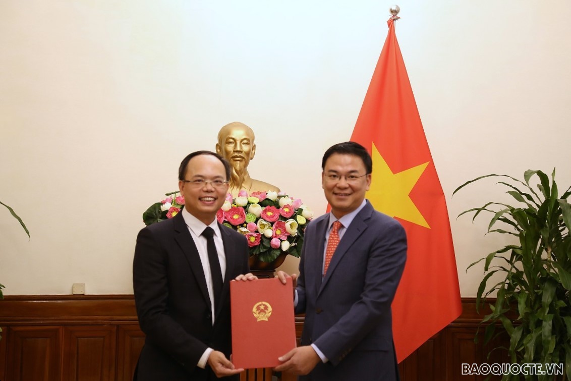Thứ trưởng Bộ Ngoại giao Phạm Quang Hiệu trao quyết định bổ nhiệm cán bộ cấp Vụ