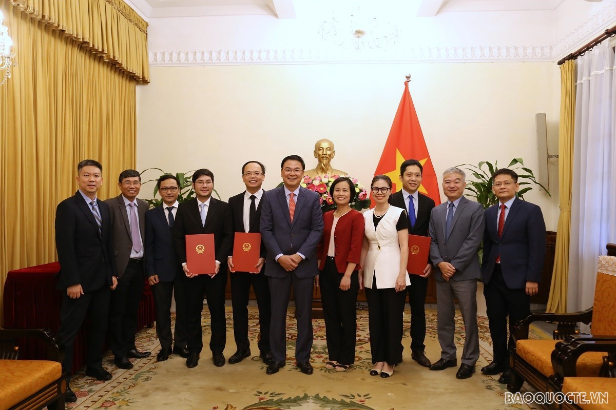 Thứ trưởng Bộ Ngoại giao Phạm Quang Hiệu trao quyết định bổ nhiệm cán bộ cấp Vụ