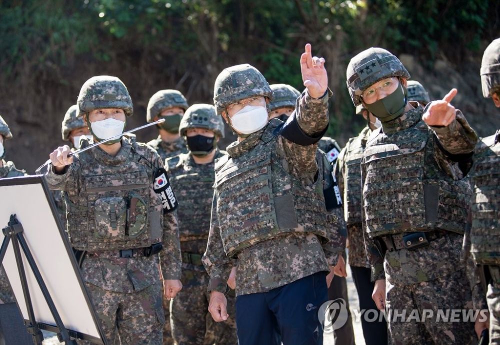 2257-919-tan-by-tryyng-quyc-phong-han-quyc-suh-wook-trong-chuyyn-thym-yyi-myi-ten-ngay-199-nguyn-yonhap