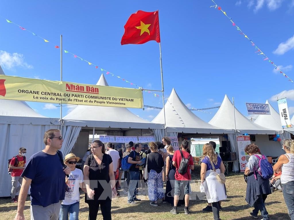 (09.12) Gian trưng bày báo Nhân Dân tại Hội báo Nhân đạo 2021. (Nguồn: TTXVN)