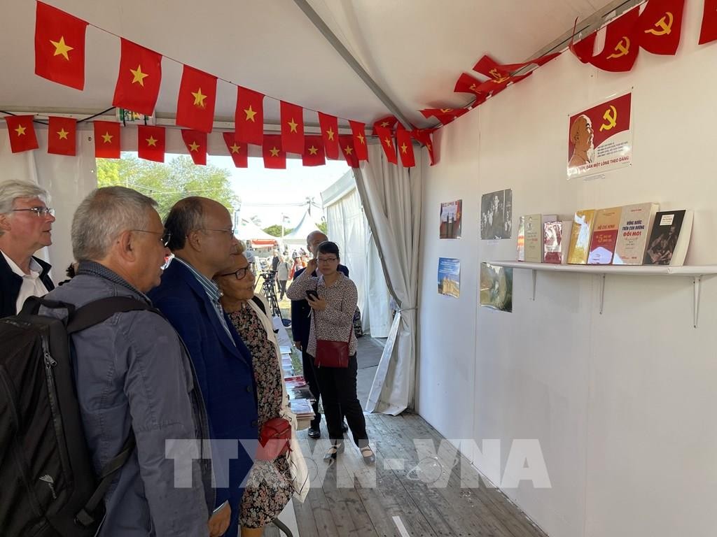 (09.12) Khách tham quan xem những hình ảnh về chủ tịch Hồ Chí Minh và các bức ảnh về đất nước và con người Việt Nam. (Nguồn: TTXVN)