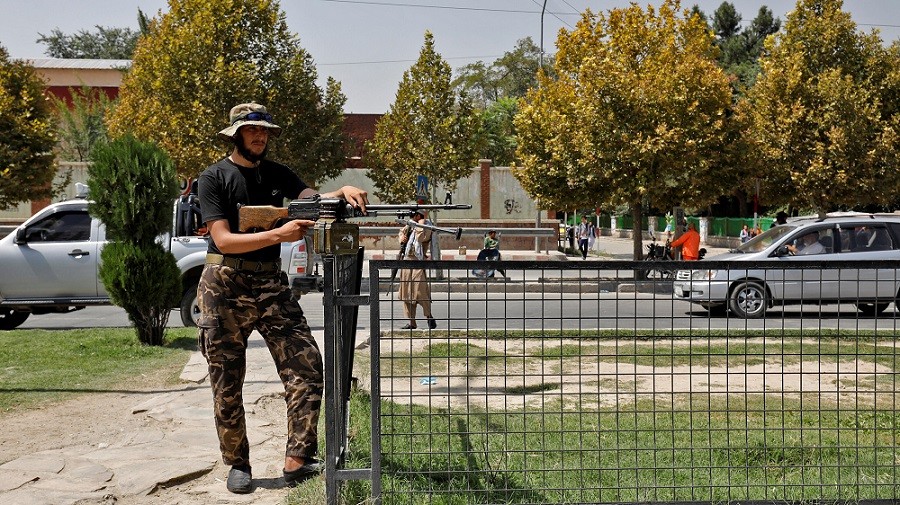 (09.06) Một binh sỹ Taliban làm nhiệm vụ an ninh bên ngoài Đại sứ quán Nga tại thủ đô Kabul, Afghanistan. (Nguồn New York Times)