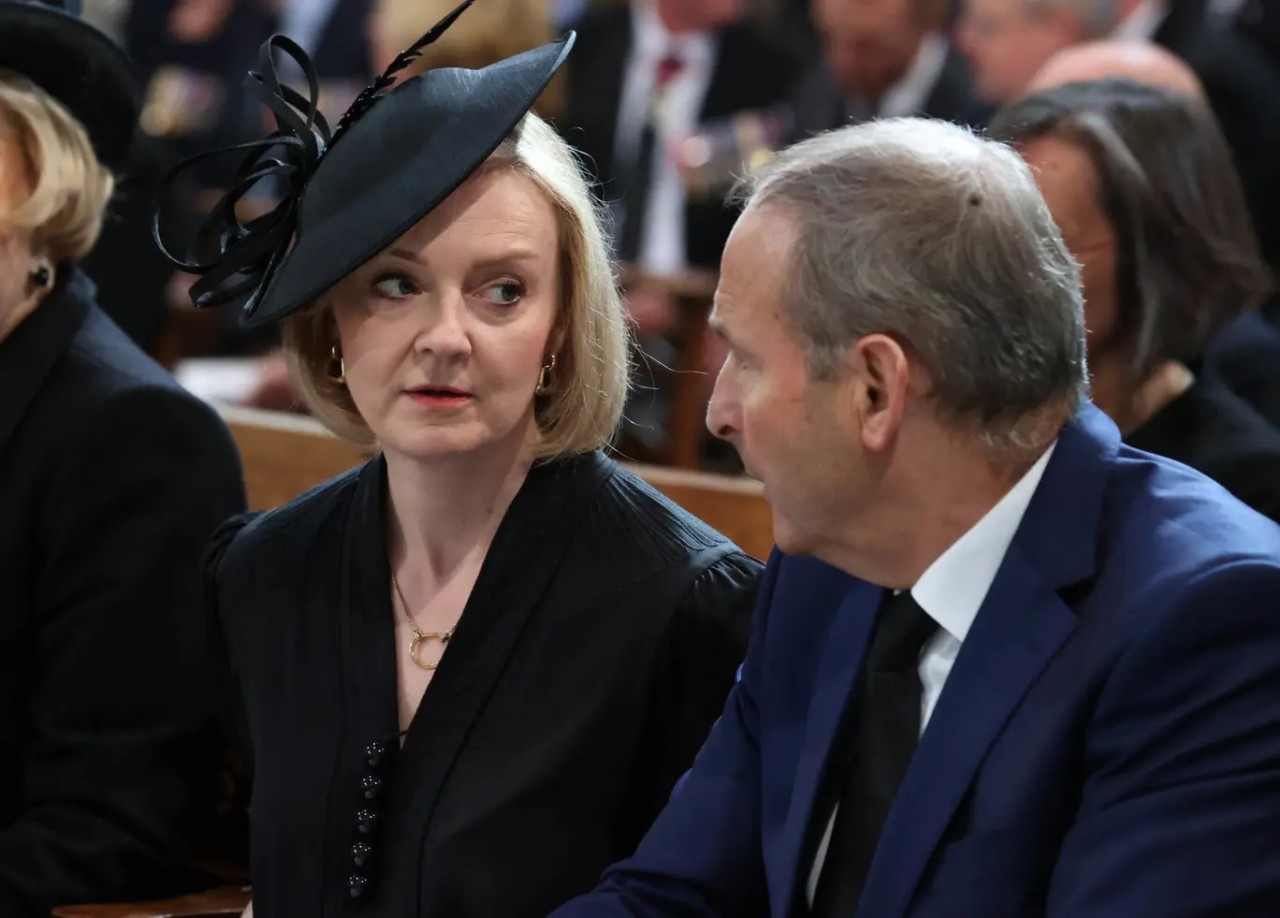 (09.18) Thủ tướng Anh Liz Truss và nhà lãnh đạo Ireland Micheal Martin trao đổi trong một sự kiện tưởng nhớ Nữ hoàng Elizabeth II. (Nguồn: AP Wire)