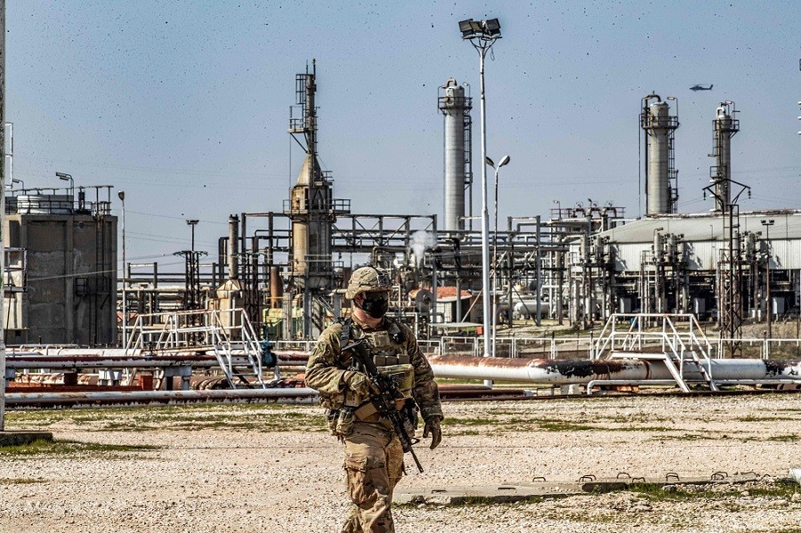 (09.19) Binh sĩ Mỹ làm nhiệm vụ tại khu vực mỏ dầu Suwadiya, tỉnh Hassakeh, Syria. (Nguồn: AP)
