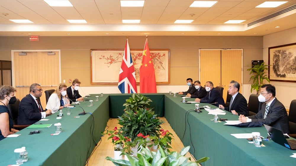 (09.22) Ngoại trưởng Trung Quốc Vương Nghị và người đồng cấp Anh James Cleverly trong cuộc hội đàm ngày 22/9 bên lề khóa 77 ĐHĐ LHQ. (Nguồn: CGTN)