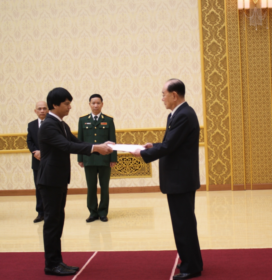 dai su viet nam tai trieu tien le ba vinh trinh quoc thu