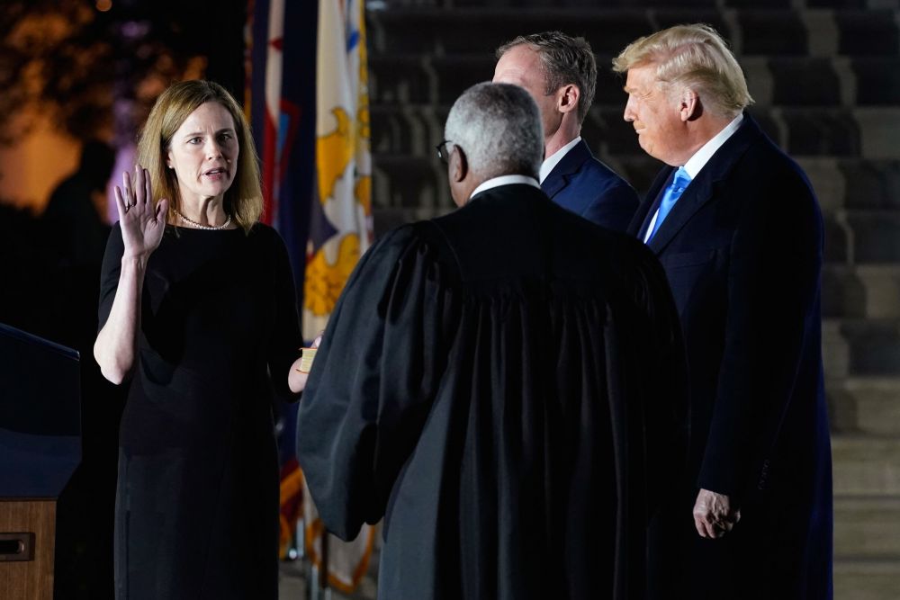 (10.29) Bà Amy Coney Barrett tuyên thệ nhậm chức Thẩm phán Tòa án Tối cao trước sự chứng kiến của Thẩm phán Clarence Thomas và Tổng thống Donald Trump. (Ảnh: AP) Tòa án Tối cao Mỹ có thẩm phán mới: Bầu cử Tổng thống và hơn thế nữa