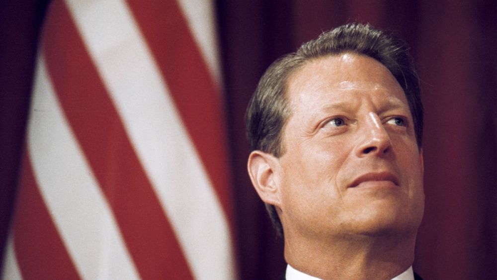 (10.29) Ông Al Gore đã chạm một tay vào chiếc ghế Tổng thống Mỹ, song lại bất ngờ thất bại ở khoảnh khắc cuối cùng. (Nguồn: CNN) Bầu cử Tổng thống Mỹ năm 2020 (kỳ 1): Phức tạp và gay cấn
