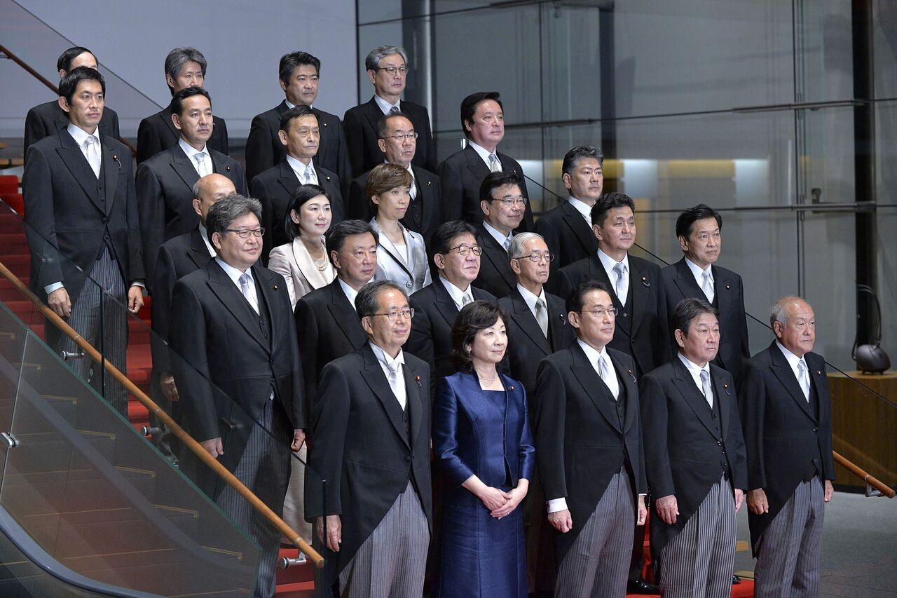 (10.04) Thủ tướng Nhật Bản Kishida Fumio chụp ảnh cùng các thành viên Nội các Nhật Bản. (Nguồn: AP)