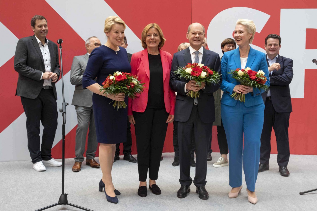 (10.14) Ông Olaf Scholz (giữa) nhận hoa từ các thành viên trong đảng SPD chúc mừng chiến thắng sau cuộc bầu cử Quốc hội Đức vừa qua. (Nguồn: AP)