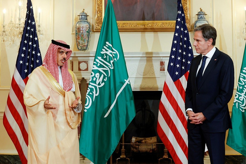 (10.20) Ngoại trưởng Mỹ Antony Blinken và người đồng cấp Saudi Arabia Faisal Bin Farhan trong họp báo chung ngày 14/10 tại Washington. (Nguồn: Reuters)