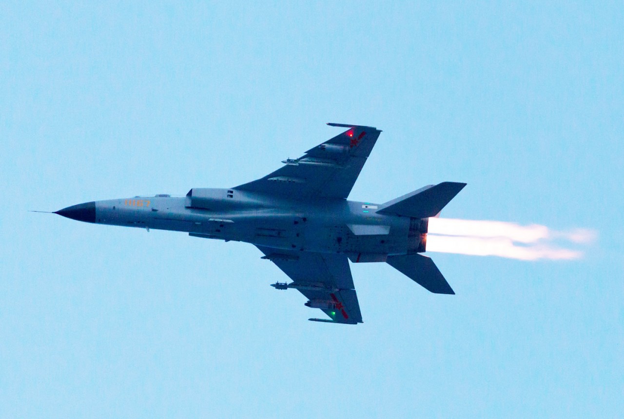 (10.21) Theo CGTN, máy bay chiến đấu JH-7 của Trung Quốc đã tiến hành diễn tập bắn đạn thật trên Biển Đông. (Nguồn: Military Watch)