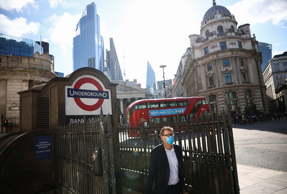 (10.22) Anh vừa chứng kiến số ca tử vong do dịch Covid-19 tăng mạnh trở lại trong những ngày vừa qua. (Nguồn: Reuters)