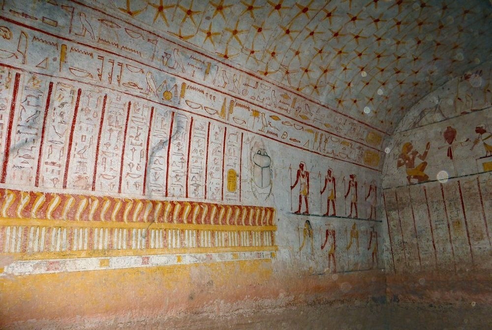 (10.29) Bên trong kim tự tháp ở Meroe, Sudan là nhà nguyện, phòng chôn với các bức tường phủ đầy chữ tượng hình và điêu khắc về cuộc sống của người Kushite. (Nguồn: DocumentaryTube)
