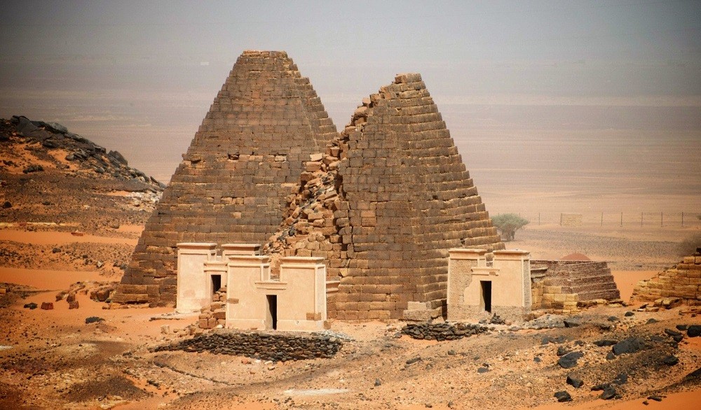 (10.29) Nhiều kim tự tháp ở Meroe, Sudan đã bị tàn phá nặng nề do ảnh hưởng của thời gian và một số kẻ trộm mộ. (Nguồn: Sues Travel)