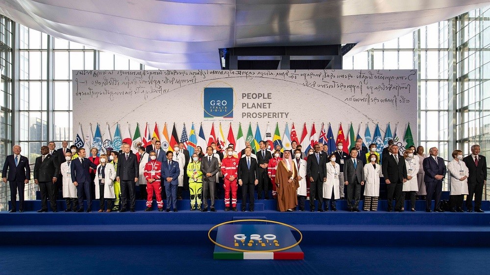 (10.31) Các nhà lãnh đạo G20 chụp ảnh cùng đội ngũ y tế của Italy cho bức ảnh lưu niệm. (Nguồn: G20)