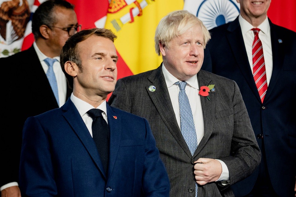 (10.31) Tổng thống Pháp Emmanuel Macron và Thủ tướng Anh Boris Johnson đứng chụp ảnh lưu niệm tại Thượng đỉnh G20 ở Rome, Italy. (Nguồn: AFP) (10.31) Tổng thống Pháp Emmanuel Macron và Thủ tướng Anh Boris Johnson đứng chụp ảnh lưu niệm tại Thượng đỉnh G20 ở Rome, Italy. (Nguồn: AFP)