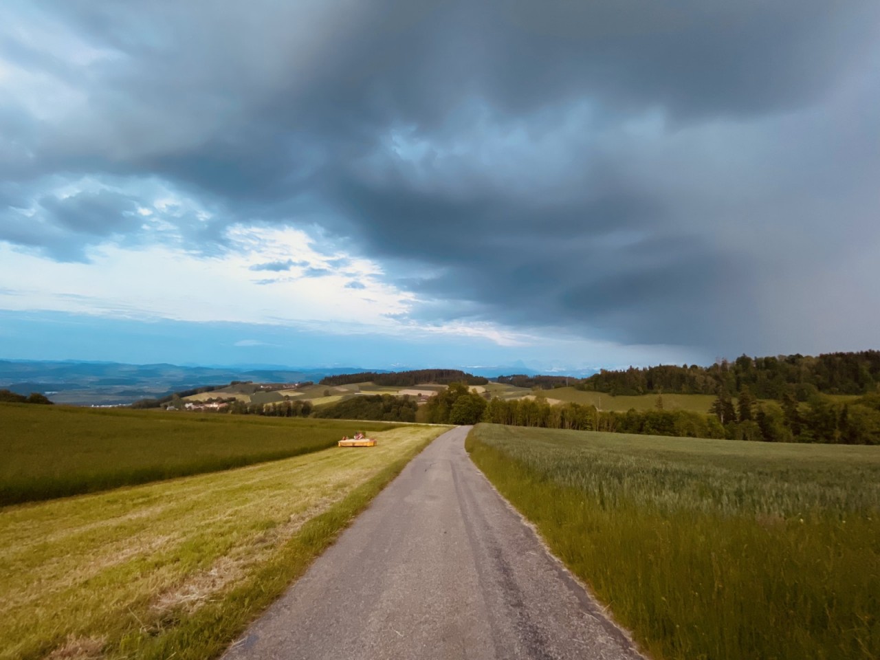 (10.03) Thuỵ Sỹ có một mạng lưới đường mòn dành cho đi bộ đường dài được phát triển và duy trì rất tốt gắn với thiên nhiên tươi đẹp. (Nguồn: Hoàng Nguyễn)