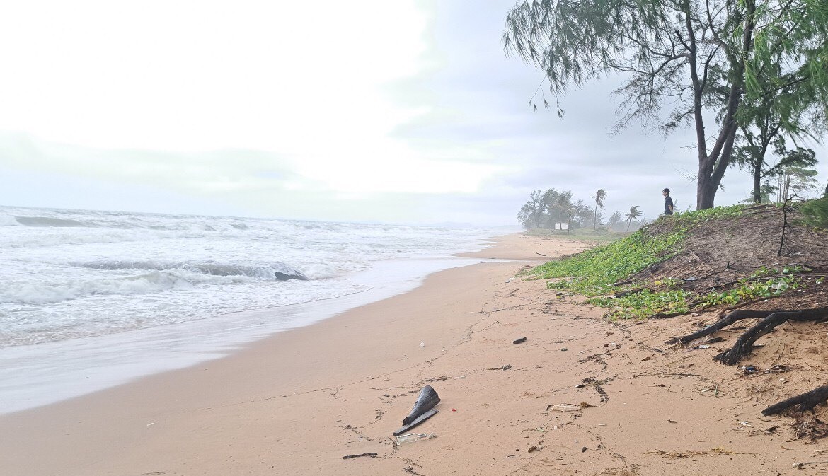 (10.06) Bãi biển Bãi Trường, nơi phát hiện một số thi thể trôi dạt vào bờ, với hai trong số đó có căn cước công dân Trung Quốc. (Nguồn: Laodong)