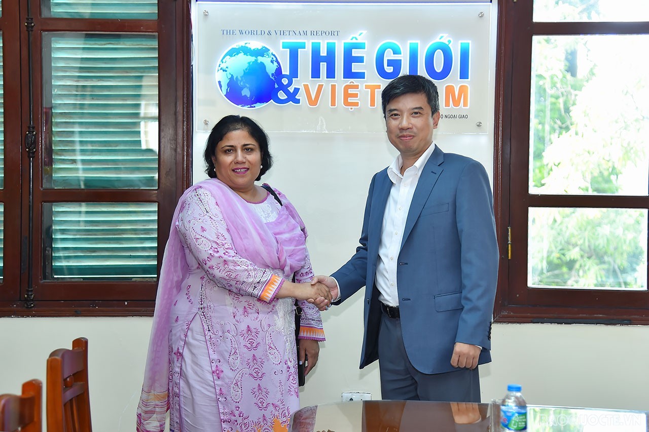 (10.07) Đại sứ đặc mệnh toàn quyền của Pakistan tại Việt Nam Samina Mehtab và Tổng Biên tập Báo Thế giới & Việt Nam Nguyễn Trường Sơn trong buổi gặp gỡ chiều ngày 7/10. (Ảnh: Tuấn Anh)