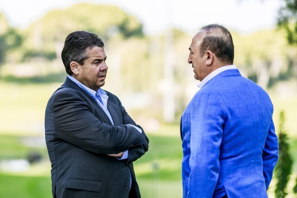 tho nhi ky va duc thao luan ve moi quan he cang thang