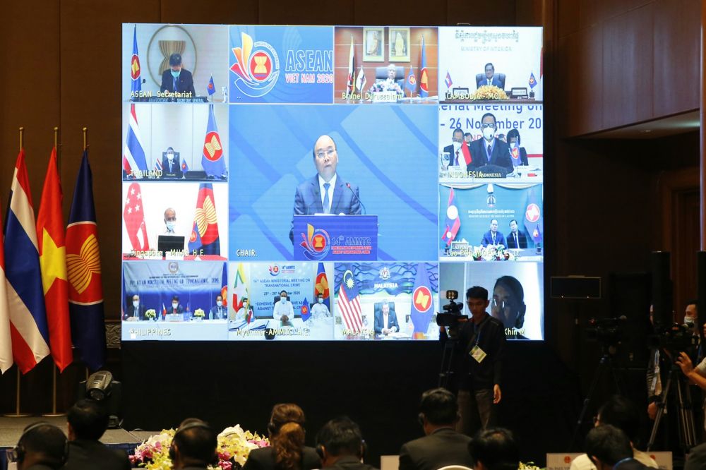 Bộ trưởng phụ trách phòng, chống tội phạm xuyên quốc gia của các nước ASEAN cùng Tổng Thư ký ASEAN Dato Lim Jock Hoi tham dự AMMTC 14 theo hình thức trực tuyến. (Ảnh: Thu Uyên)