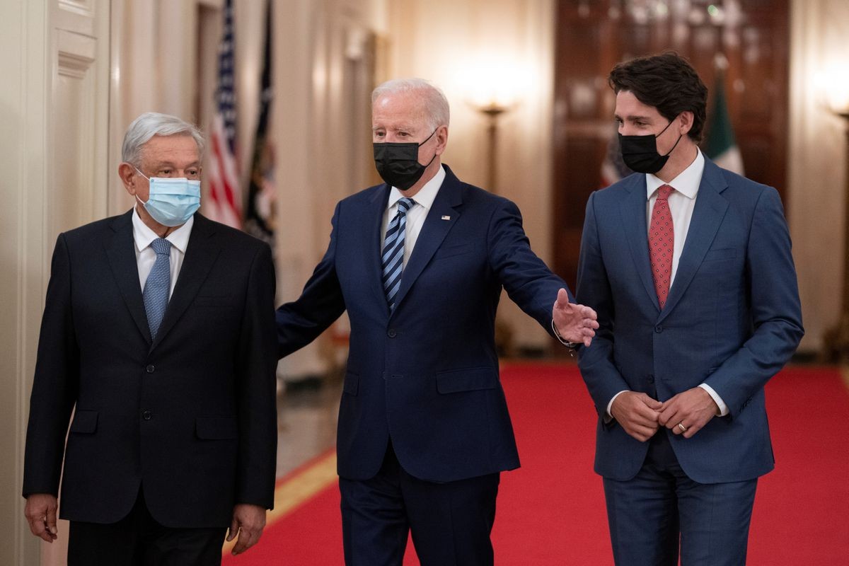(11.24) Tổng thống Mỹ Joe Biden, người đồng cấp Mỹ Mexico López Obrador và Thủ tướng Canada Justin Trudeau trong hành lang Nhà Trắng ngày 18/11/2021. (Nguồn: AP)