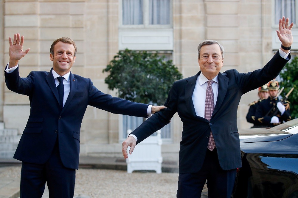 (11.26) Thủ tướng Italy Mario Draghi và Tổng thống Pháp Emmanuel Macron đã ký thỏa thuận hợp tác lịch sử giữa hai nước. (Nguồn: Reuters)