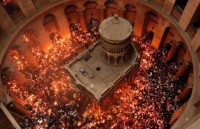 loa mat ngoi den bang vang ben ho nuoc thieng phuc vu 100000 suat an mien phi moi ngay