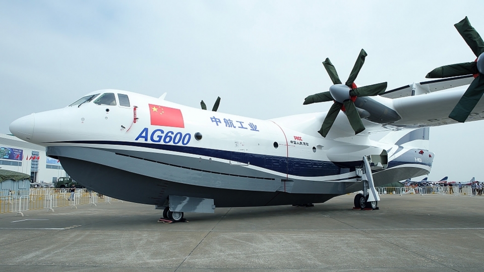 thuy phi co co lon cua trung quoc thuc hien chuyen bay dau tien