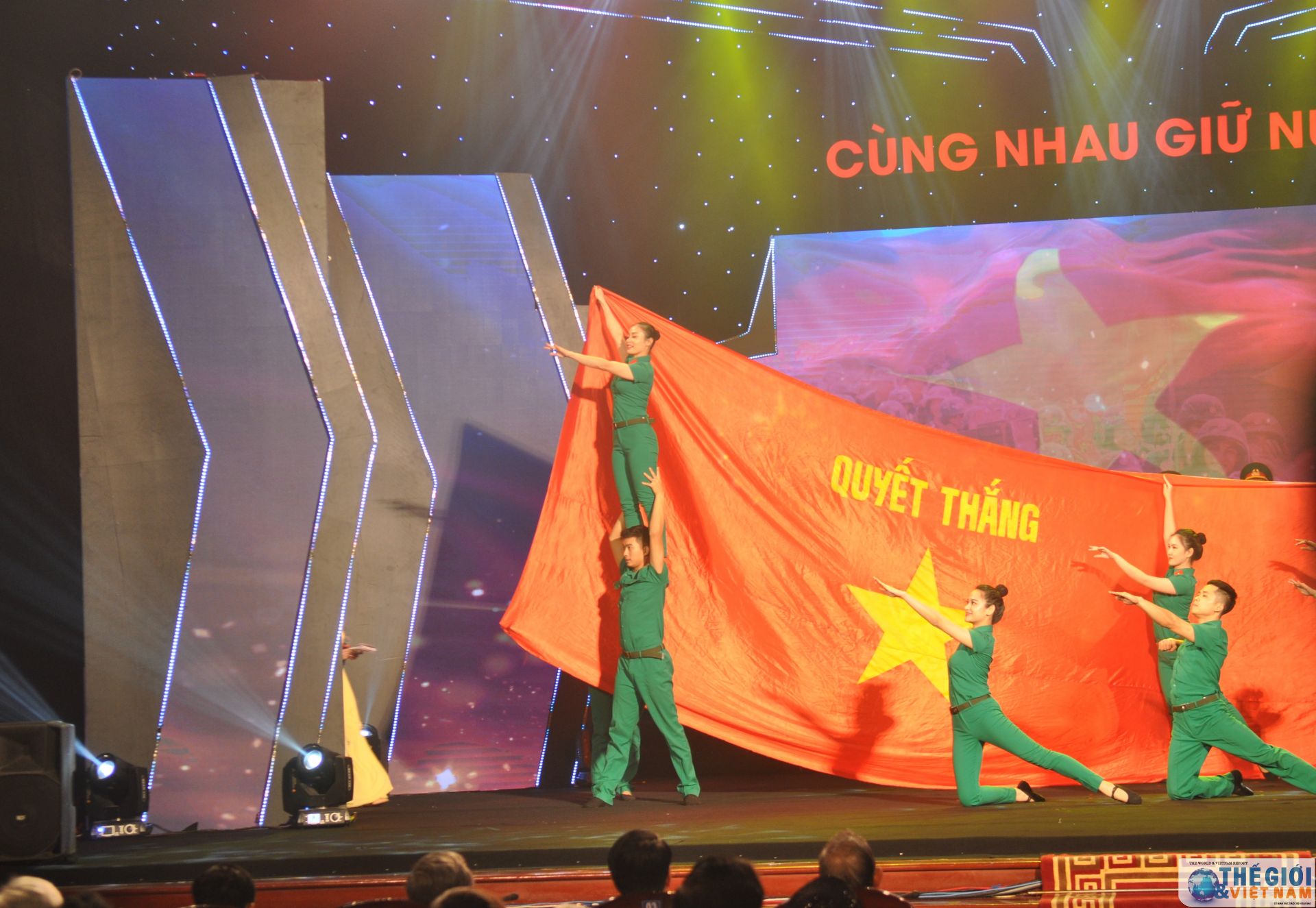 bo quoc phong ton vinh dien hinh tien tien xay dung nen quoc phong toan dan