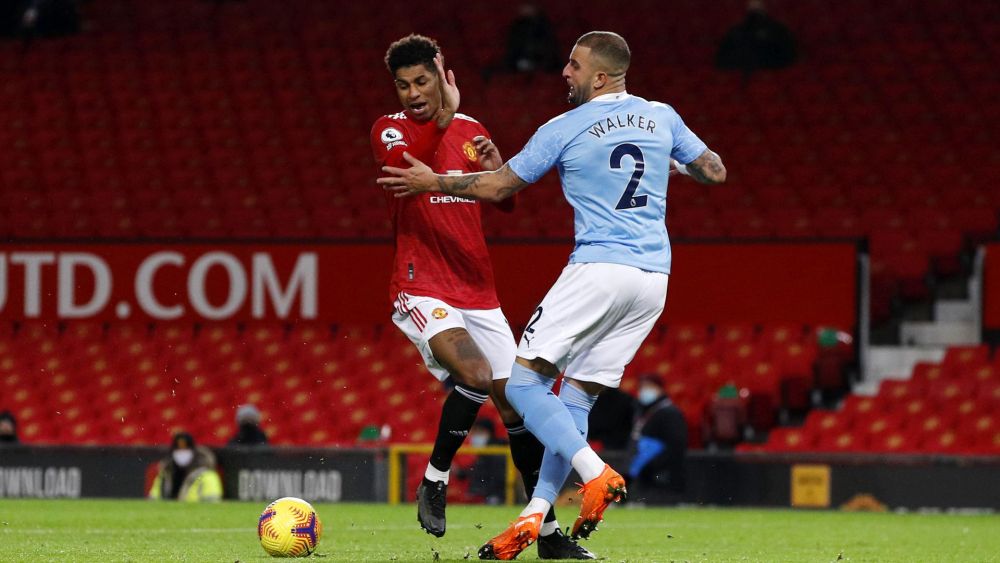(12.13) Marcus Rashford của Man Utd trong một pha cản phá của Kyle Walker bên phía Man City. (Nguồn: Getty Images)