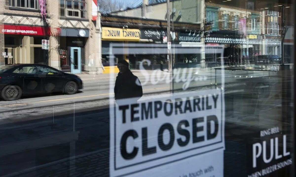 (12.19) Biến thể Omicron khiến kế hoạch trở lại văn phòng của nhân viên công sở bị trì hoãn, tác động tiêu cực tới các doanh nghiệp dịch vụ Canada. (Nguồn The Canadian Press)