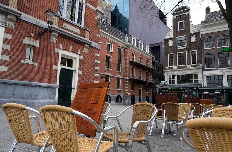 (12.19) Một khu phố vắng vẻ tại thủ đô Amsterdam, Hà Lan sau lệnh phong tỏa toàn quốc. (Nguồn: AP)