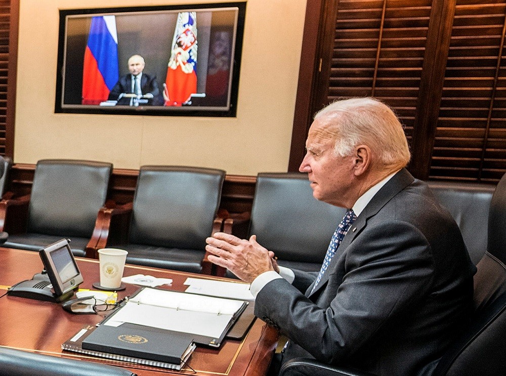 (12.31) Tổng thống Mỹ Joe Biden trong cuộc thảo luận trực tuyên với người đồng cấp Nga Vladimir Putin ngày 30/12. (Nguồn: Sputnik)