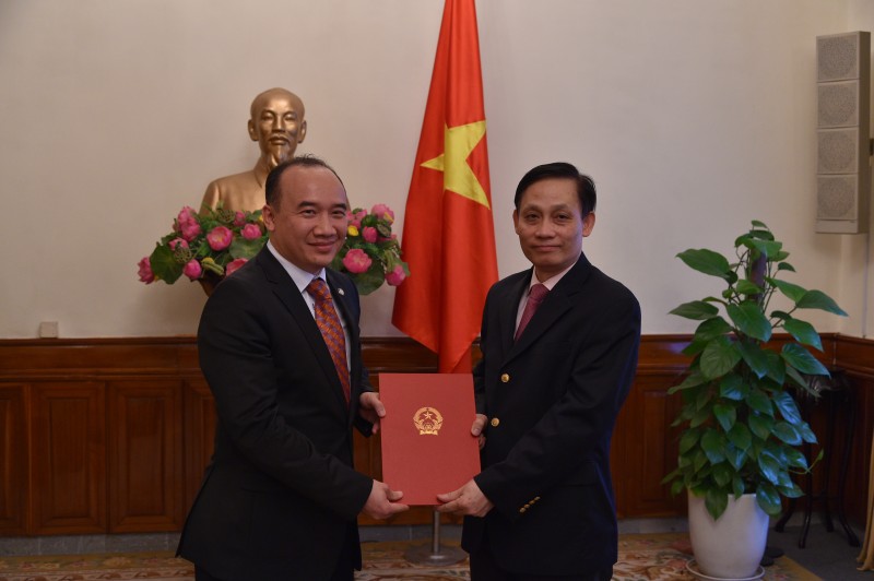 bo ngoa i giao trao quye t di nh bo nhie m ca p vu 28678