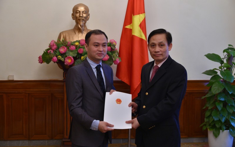 bo ngoa i giao trao quye t di nh bo nhie m ca p vu 28678