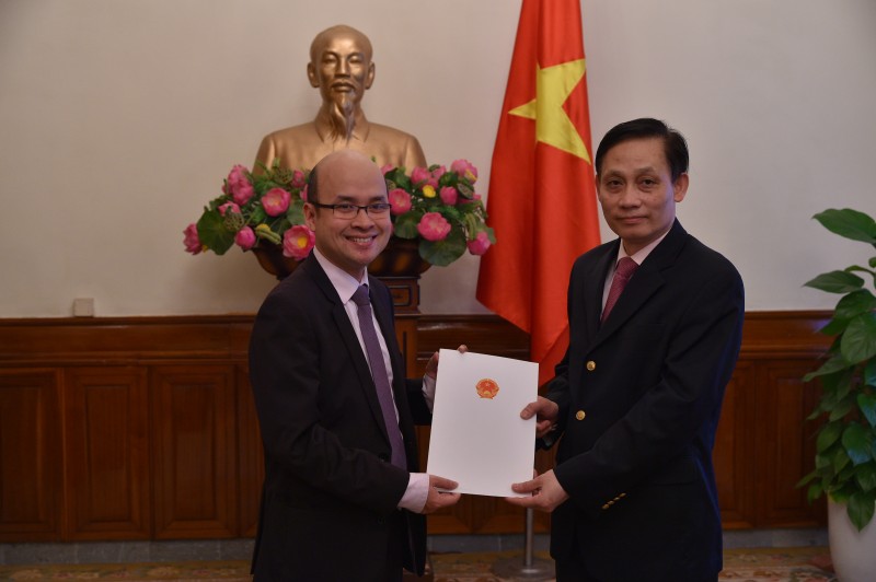 bo ngoa i giao trao quye t di nh bo nhie m ca p vu 28678